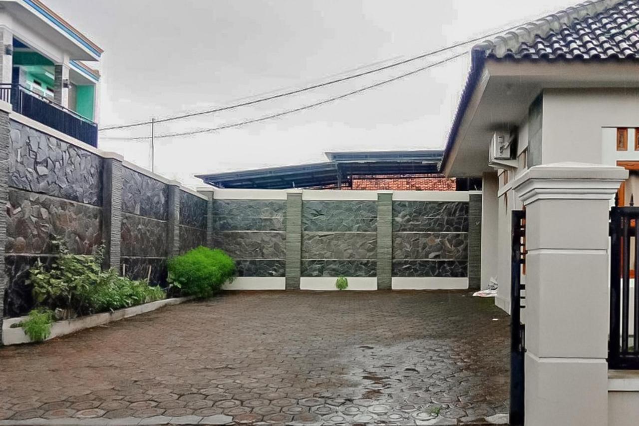 Wisma Andali Syariah Near Rsud Cideres Маяленгка Экстерьер фото